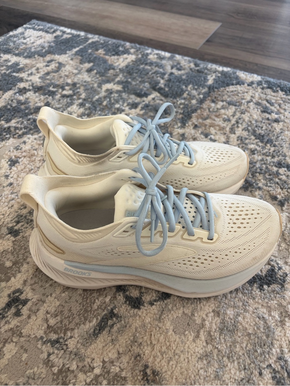 Brooks Women’s Cream Sneakers with Light Blue Laces